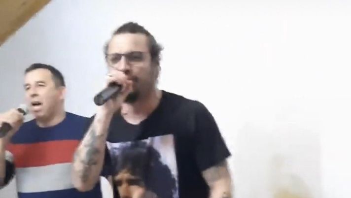 Canta Osvaldo, il bomber si scatena al microfono: “La Mano de Dios”… Canta Osvaldo, il bomber si scatena al microfono: “La Mano de Dios”…