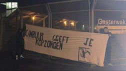 Olanda, derby frisone shock: tecnico Cambuur con una cisti in testa, lo striscione dei rivali