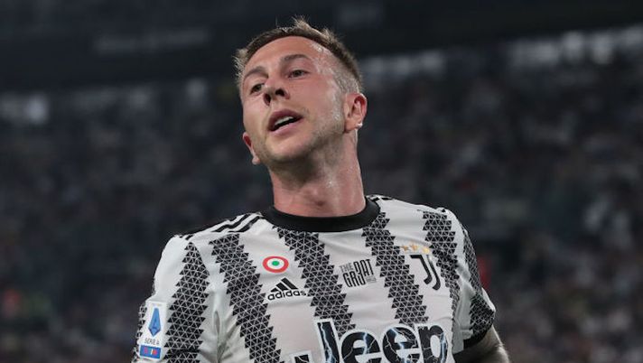 TURIN, ITALY - MAY 16: Federico Bernardeschi of Juventus looks on during the Serie A match between Juventus and SS Lazio at Allianz Stadium on May 16, 2022 in Turin, Italy. (Photo by Emilio Andreoli/Getty Images) Offerta a sorpresa a Bernardeschi: si può fare, può lasciare la Serie A da subito - immagine 1