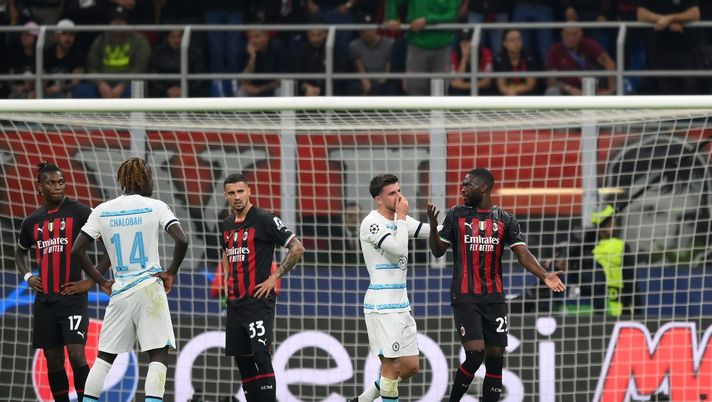 MILAN, ITALY - OCTOBER 11: Fikayo Tomori of AC Milan reacts while leaving the pitch after shown a red card by referee Daniel Siebert (not pictured) as Mason Mount of Chelsea looks on during the UEFA Champions League group E match between AC Milan and Chelsea FC at Giuseppe Meazza Stadium on October 11, 2022 in Milan, Italy. (Photo by Shaun Botterill/Getty Images) SIEBERT VS MILAN