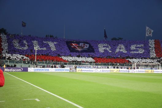 GERMOGLI PH: 09 MAGGIO 2022 FIRENZE STADIO ARTEMIO FRANCHI PARTITA CAMPIONATO SERIE A 2021 2022 FIORENTINA VS ROMA NELLA FOTO TIFOSI © FOTOCRONACHE GERMOGLI Fiorentina-Juventus, Franchi già vicino al sold out: Firenze è carica- immagine 2