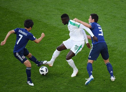  YEKATERINBURG, RUSSIA - JUNE 24: Mbaye Niang of Senegal challenge for the ball with Gen Shoji and Gaku Shibasaki of Japan during the 2018 FIFA World Cup Russia group H match between Japan and Senegal at Ekaterinburg Arena on June 24, 2018 in Yekaterinburg, Russia. (Photo by Matthias Hangst/Getty Images) 