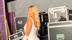 VIDEO / Wanda Nara sfoggia il suo look per la tv: lady Icardi in abito bianco