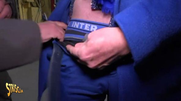 A Sanremo tutto pronto per il Festival: Amadeus indossa mutande Inter- immagine 2