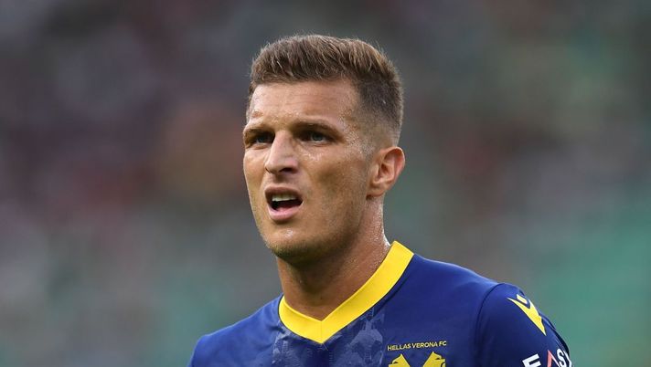 VERONA, ITALY - AUGUST 28: Darko Lazovic of Hellas Verona looks on during the Serie A match between Hellas Verona and Atalanta BC at Stadio Marcantonio Bentegodi on August 28, 2022 in Verona, Italy. (Photo by Alessandro Sabattini/Getty Images)  Verona, da Dawidowicz e Doig a Lazovic e Verdi: chi recupera, chi forse e chi no - immagine 1