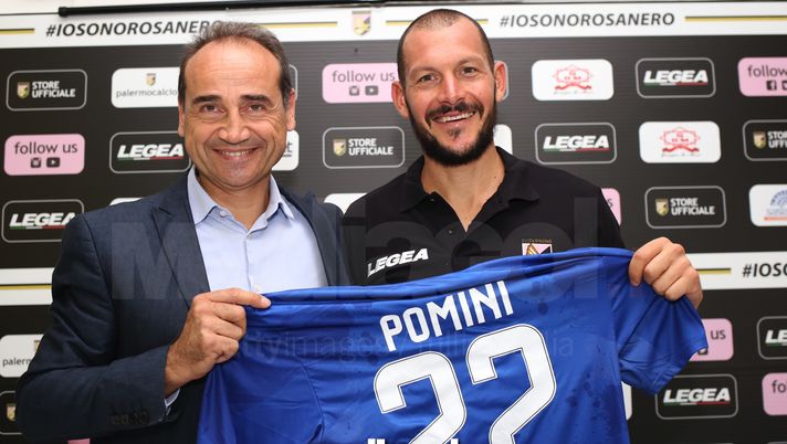 PALERMO, ITALY - AUGUST 09: Alberto Pomini (R) poses with Sport Director Fabio Lupo during his presentation as new player of US Citta' di Palermo at Campo Tenente Onorato on August 9, 2017 in Palermo, Italy. (Photo by Tullio M. Puglia/Getty Images)  PALERMO, ITALY - AUGUST 09: Alberto Pomini (R) poses with Sport Director Fabio Lupo during his presentation as new player of US Citta' di Palermo at Campo Tenente Onorato on August 9, 2017 in Palermo, Italy. (Photo by Tullio M. Puglia/Getty Images)