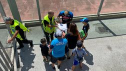 VIDEO Osimhen cuore d’oro, foto e autografi con un ragazzo disabile