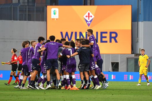 REGGIO NELL'EMILIA, ITALY - AUGUST 26: ACF Fiorentina players celebrate the victory during the Primavera TIM Cup Final match between Hellas Verona and ACF Fiorentina at Mapei Stadium - Citta' del Tricolore on August 26, 2020 in Reggio nell'Emilia, Italy. (Photo by Alessandro Sabattini/Getty Images) REGGIO NELL'EMILIA, ITALY - AUGUST 26: ACF Fiorentina players celebrate the victory during the Primavera TIM Cup Final match between Hellas Verona and ACF Fiorentina at Mapei Stadium - Citta' del Tricolore on August 26, 2020 in Reggio nell'Emilia, Italy. (Photo by Alessandro Sabattini/Getty Images)