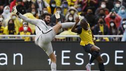 Incredibile Alisson: espulso due volte ma il VAR lo salva in entrambi i casi…