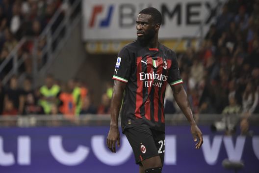 MILAN, ITALY - SEPTEMBER 18: Fikayo Tomori of AC Milan looks on during the Serie A match between AC Milan and SSC Napoli at Stadio Giuseppe Meazza on September 18, 2022 in Milan, Italy. (Photo by Giuseppe Cottini/AC Milan via Getty Images) Consigli Fantacalcio, 5 difensori per la 29a giornata: Tomori per il riscatto. Dodo’ e Romagnoli in gran forma- immagine 2