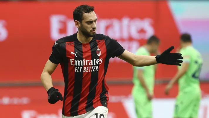 Hakan Calhanoglu (centrocampista AC Milan) in gol in occasione di Milan-Lazio (Serie A 2020-2021) | AC Milan News (Getty Images)
