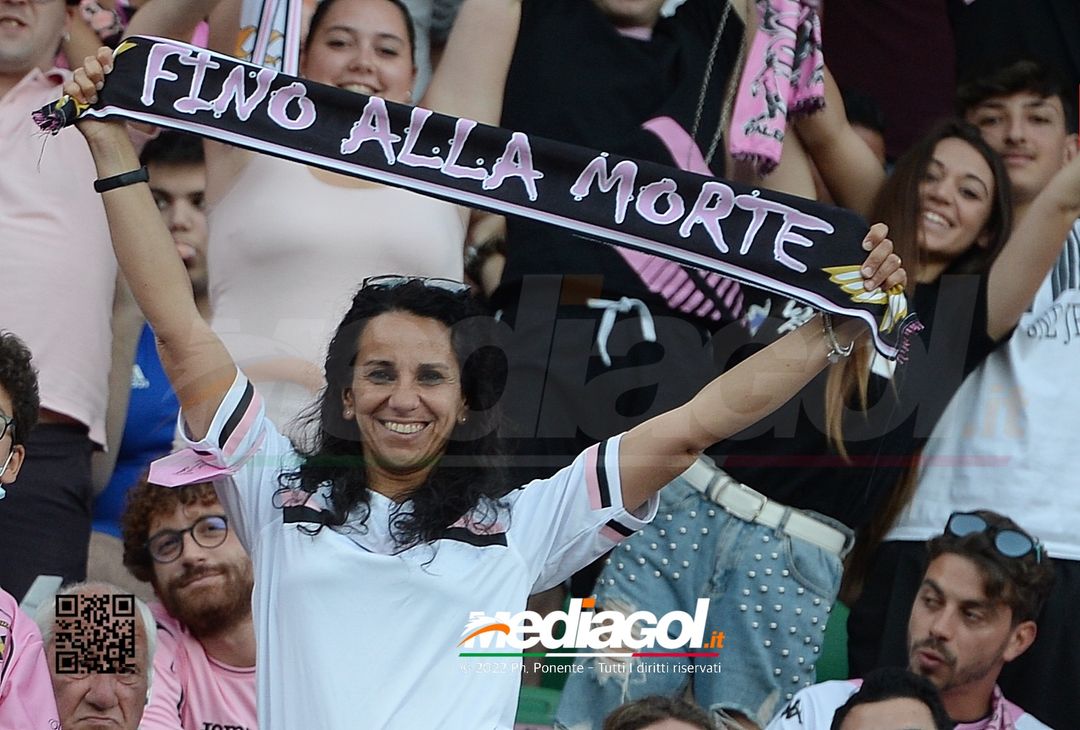 Fototifo, i tifosi allo stadio per Palermo-Feralpisaló 1-0 (gallery) - immagine 168