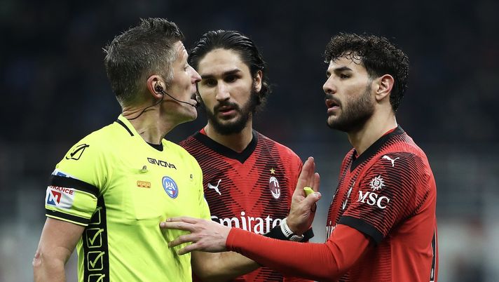 Yacine Adli e Theo Hernández (giocatori AC Milan) discutono con l'arbitro Daniele Orsato per il rigore concesso agli ospiti in Milan-Atalanta 1-1 (Serie A 2023-2024) | News (Getty Images) Adli Theo Hernández Orsato AC Milan Milan-Atalanta 1-1 Serie A 2023-2024