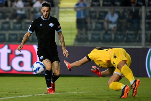 EMPOLI, ITALY - AUGUST 21: Luis Alberto of SS Lazio compete for the ball with Guglielmo Vicario of Empoli FC during the Serie A match between Empoli FC v SS Lazio at Stadio Carlo Castellani on August 21, 2021 in Empoli, Italy. (Photo by Marco Rosi - SS Lazio/Getty Images) EMPOLI, ITALY - AUGUST 21: Luis Alberto of SS Lazio compete for the ball with Guglielmo Vicario of Empoli FC during the Serie A match between Empoli FC v SS Lazio at Stadio Carlo Castellani on August 21, 2021 in Empoli, Italy. (Photo by Marco Rosi - SS Lazio/Getty Images)