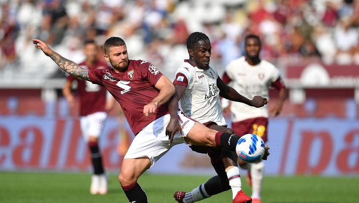 TURIN, ITALY - SEPTEMBER 12:  Karol Linetty (L) of Torino FC competes with Mamadou Coulibaly of US Salernitana during the Serie A match between Torino FC and US Salernitana at Stadio Olimpico di Torino on September 12, 2021 in Turin, Italy.  (Photo by Valerio Pennicino/Getty Images)