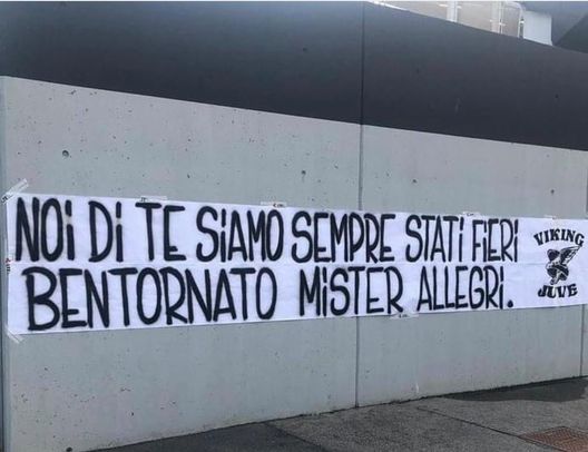 Lo striscione degli ultrà bianconeri: “Di te siamo sempre stati fieri. Bentornato mister Allegri” Lo striscione degli ultrà bianconeri: “Di te siamo sempre stati fieri. Bentornato mister Allegri”