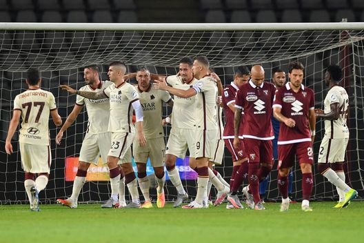 TURIN, ITALY - JULY 29: Christopher Smalling (C) of AS Roma celebrates a goal with team mates during the Serie A match between Torino FC and AS Roma at Stadio Olimpico di Torino on July 29, 2020 in Turin, Italy. (Photo by Valerio Pennicino/Getty Images) TURIN, ITALY - JULY 29: Christopher Smalling (C) of AS Roma celebrates a goal with team mates during the Serie A match between Torino FC and AS Roma at Stadio Olimpico di Torino on July 29, 2020 in Turin, Italy. (Photo by Valerio Pennicino/Getty Images)