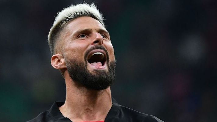 AC Milan's French forward Olivier Giroud celebrates the victory after the Italian Serie A football match between AC Milan and Inter Milan at the San Siro stadium in Milan on September 3, 2022. (Photo by Isabella BONOTTO / AFP) (Photo by ISABELLA BONOTTO/AFP via Getty Images)  Ag. Giroud: “In Serie A è un titolare, nelle gerarchie è stato un numero 2 ma al Milan…” - immagine 1
