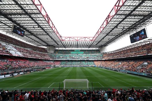 Lo stadio di 'San Siro', casa del Milan, prima del derby vinto per 3-2 contro l'Inter (Serie A 2022-2023) | AC Milan News (Getty Images) San Siro AC Milan derby Milan-Inter 3-2 Serie A 2022-2023