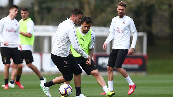 Davide Calabria e Jesus Suso del Milan in allenamento a Milanello (credits: acmilan.com) 