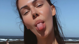 Erjona sorridente e sensuale. Il décolleté della Sulejmani fa sognare il web