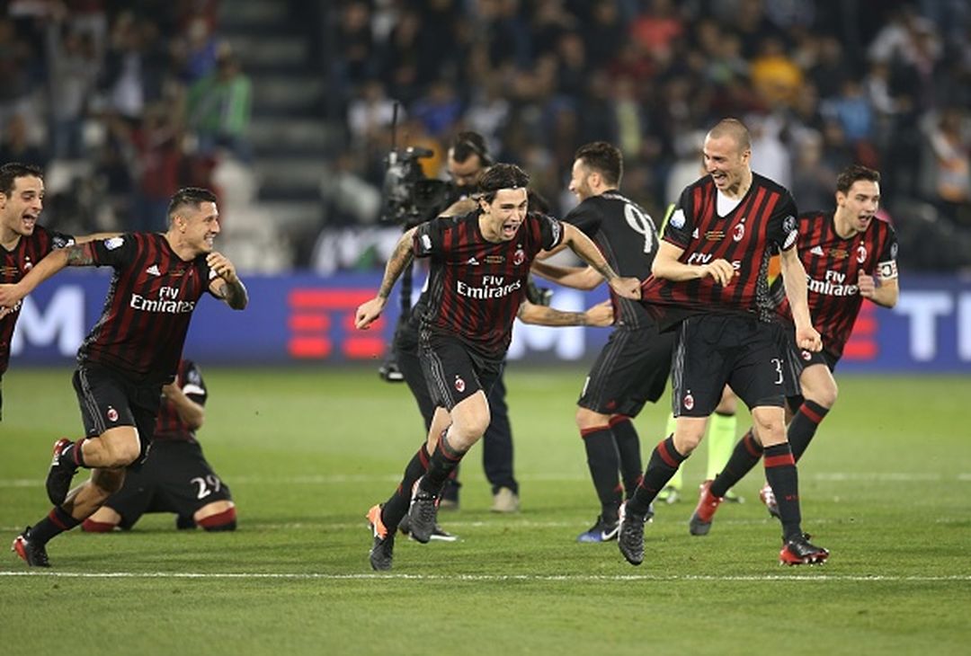  DOHA, QATAR - DECEMBER 23 :  AC Milan team Celebrates after winning against Juventus FC during the Supercoppa TIM Doha 2016 match between Juventus FC and AC Milan at the Jassim Bin Hamad Stadium on December 23, 2016 in Doha, Qatar. (Photo by AK BijuRaj/Getty Images) 