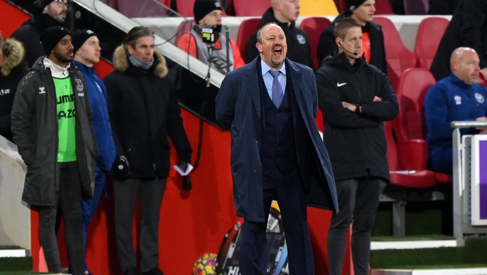 BRENTFORD, ENGLAND - NOVEMBER 28: Rafael Benitez, Manager of Everton shouts instructions during the Premier League match between Brentford and Everton at Brentford Community Stadium on November 28, 2021 in Brentford, England. (Photo by Justin Setterfield/Getty Images) Rafa Benitez in crisi: i tifosi Reds pregustano la “vendetta” nel Merseyside derby - immagine 1