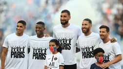 VIDEO / PSG, sfilano i nuovi acquisti: Hakimi sul palco con Messi