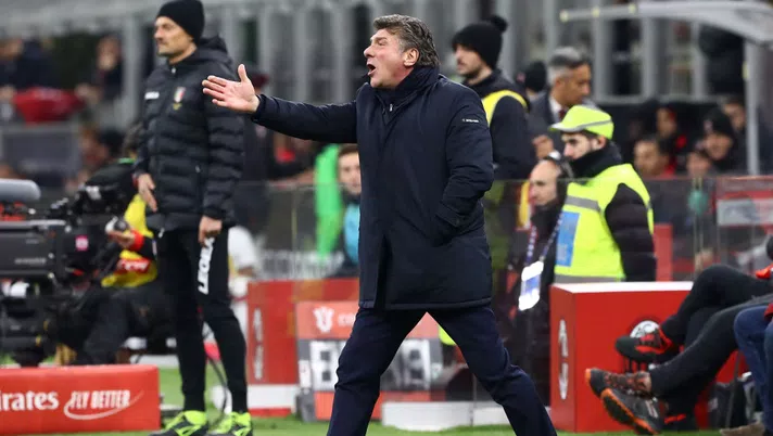 MILAN, ITALY - JANUARY 28:  Torino FC coach Walter Mazzarri shouts to his players during the Coppa Italia Quarter Final match between AC Milan and Torino at San Siro on January 28, 2020 in Milan, Italy.  (Photo by Marco Luzzani/Getty Images)