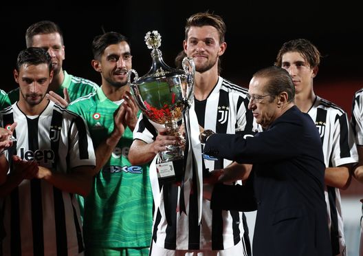  MONZA, ITALY - JULY 31: Daniele Rugani of Juventus FC and AC Monza president Paolo Berlusconi at the end of the AC Monza v Juventus FC - Trofeo Berlusconi at Stadio Brianteo on July 31, 2021 in Monza, Italy. (Photo by Marco Luzzani/Getty Images) 