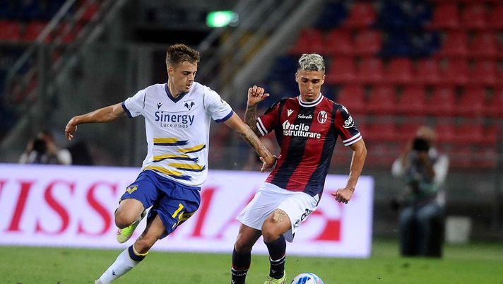 BOLOGNA, ITALY - SEPTEMBER 13: Nicolas Dominguez of Bologna FC (R) competes the ball with Ivan Ilic of Hellas Verona during the Serie A match between Bologna FC and Hellas Verona FC at Stadio Renato Dall'Ara on September 13, 2021 in Bologna, Italy. (Photo by Mario Carlini / Iguana Press/Getty Images) Cor Sport – Santander e Dominguez parzialmente in gruppo - immagine 1