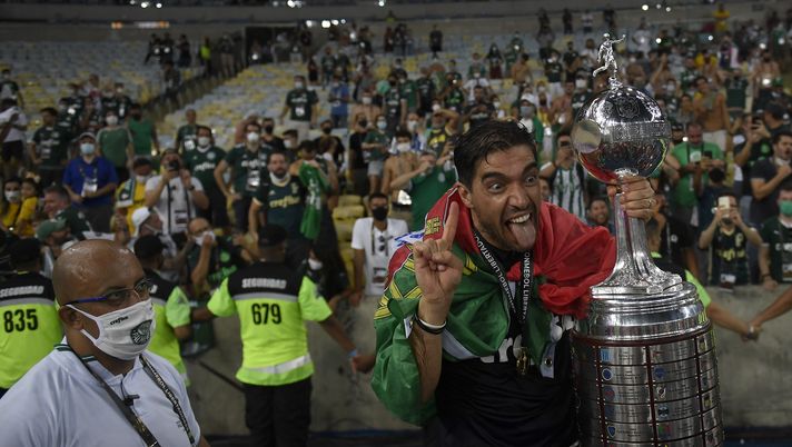 RIO DE JANEIRO, BRAZIL - JANUARY 30: Coach Abel Ferreira of Palmeiras celebrates with the trophy after winning the final of Copa CONMEBOL Libertadores 2020 between Palmeiras and Santos at Maracanã Stadium on January 30, 2021 in Rio de Janeiro, Brazil. (Photo by Mauro Pimentel – Pool/Getty Images) 