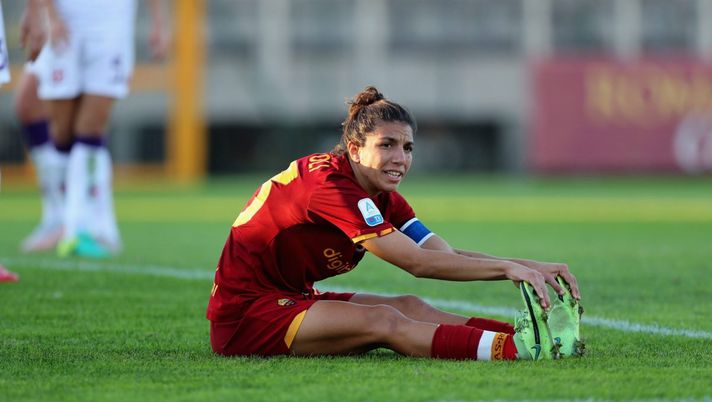 ROME, ITALY - NOVEMBER 13: Elisa Bartoli of AS Roma is injured during the Women Serie A match between AS Roma and ACF Fiorentina at Stadio Tre Fontane on November 13, 2021 in Rome, Italy. (Photo by Paolo Bruno/Getty Images) derby di Roma, Santoro risponde a Bartoli