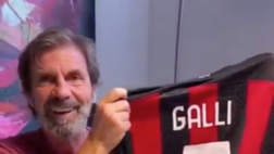Filippo Galli riceve la nuova maglia del Milan: la sua reazione (Video)