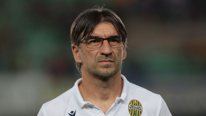 VERONA, ITALY - AUGUST 25: Hellas Verona head coach Ivan Juric looks on during the Serie A match between Hellas Verona and Bologna FC at Stadio Marcantonio Bentegodi on August 25, 2019 in Verona, Italy. (Photo by Emilio Andreoli/Getty Images) Juric: “Kumbulla è forte vero! Amrabat fa spavento, i gol di Stepinski e Salcedo…” - immagine 1
