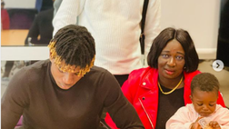 FOTO – Il giovane Sene firma il primo contratto da professionista con la Fiorentina