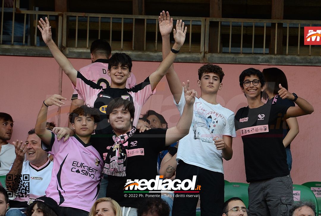 Fototifo, i tifosi allo stadio per Palermo-Feralpisaló 1-0 (gallery) - immagine 81