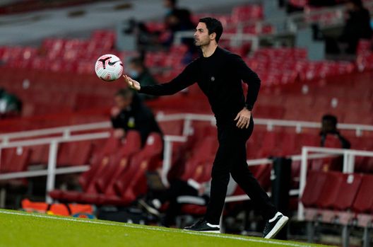 LONDON, ENGLAND - OCTOBER 25: Mikel Arteta, Manager of Arsenal throws the Premier League Nike flight match ball during the Premier League match between Arsenal and Leicester City at Emirates Stadium on October 25, 2020 in London, England. Sporting stadiums around the UK remain under strict restrictions due to the Coronavirus Pandemic as Government social distancing laws prohibit fans inside venues resulting in games being played behind closed doors. (Photo by Will Oliver - Pool/Getty Images) LONDON, ENGLAND - OCTOBER 25: Mikel Arteta, Manager of Arsenal throws the Premier League Nike flight match ball during the Premier League match between Arsenal and Leicester City at Emirates Stadium on October 25, 2020 in London, England. Sporting stadiums around the UK remain under strict restrictions due to the Coronavirus Pandemic as Government social distancing laws prohibit fans inside venues resulting in games being played behind closed doors. (Photo by Will Oliver - Pool/Getty Images)