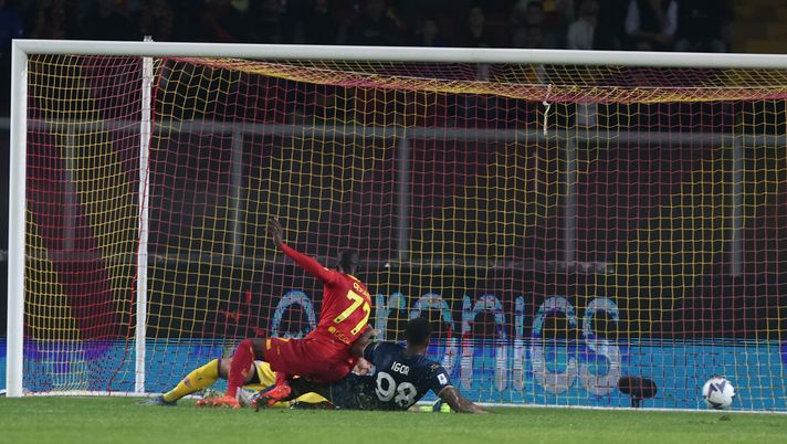 LECCE, ITALY - OCTOBER 17: Aaron Ceesay of Lecce scores his team's opening goal during the Serie A match between US Lecce and ACF Fiorentina at Stadio Via del Mare on October 17, 2022 in Lecce, Italy. (Photo by Maurizio Lagana/Getty Images) Igor e Martinez Quarta, destini opposti - immagine 1