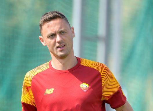 ALBUFEIRA, PORTUGAL - JULY 15: AS Roma player Nemanja Matic during a training session at Estadio Municipal de Albufeira on July 15, 2022 in Albufeira, Portugal. (Photo by Fabio Rossi/AS Roma via Getty Images) Roma, da Matic a Dybala: come cambia il mercato. Ora top club e bacheche piene- immagine 2