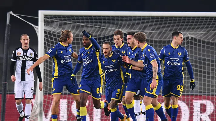 VERONA, ITALY - FEBRUARY 15: Federico Dimarco of Hellas Verona F.C. celebrates with teammates after scoring their team's first goal during the Serie A match between Hellas Verona FC  and Parma Calcio at Stadio Marcantonio Bentegodi on February 15, 2021 in Verona, Italy. Sporting stadiums around Italy remain under strict restrictions due to the Coronavirus Pandemic as Government social distancing laws prohibit fans inside venues resulting in games being played behind closed doors. (Photo by Alessandro Sabattini/Getty Images)