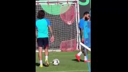 VIDEO/ Pallone telecomandato all’incrocio: Depay, che precisione!