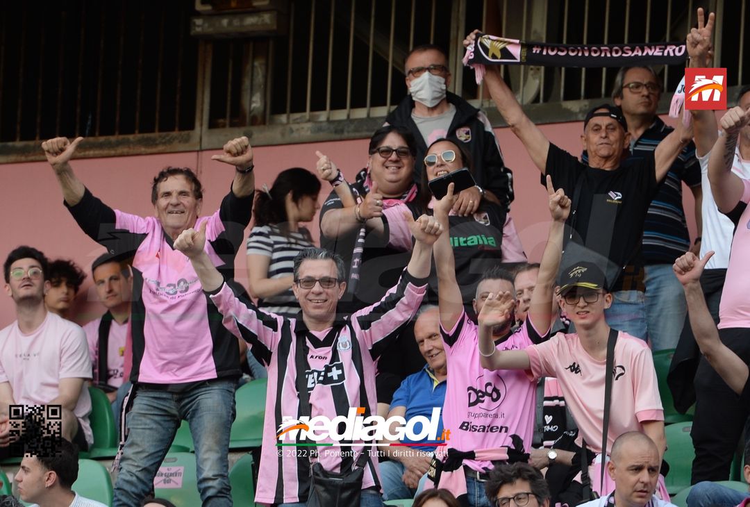 Fototifo, i tifosi allo stadio per Palermo-Feralpisaló 1-0 (gallery) - immagine 53