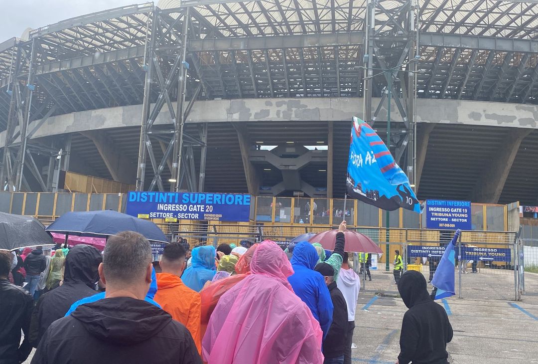 GALLERY Napoli-Inter, l’attesa dei tifosi azzurri all’esterno del Maradona - immagine 2