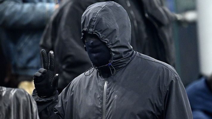 Kanye West col passamontagna a vedere l’Inter: lo sfottò del Milan è da applausi - immagine 1