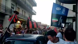 VIDEO – Milan, tifosi in festa Scudetto … davanti ad un Inter Club!
