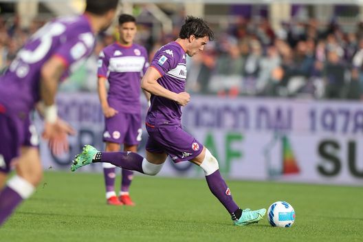 FLORENCE, ITALY - OCTOBER 24: Dusan Vlahovic of ACF Fiorentina scores a goal during the Serie A match between ACF Fiorentina and Cagliari Calcio at Stadio Artemio Franchi on October 24, 2021 in Florence, Italy. (Photo by Gabriele Maltinti/Getty Images) FLORENCE, ITALY - OCTOBER 24: Dusan Vlahovic of ACF Fiorentina scores a goal during the Serie A match between ACF Fiorentina and Cagliari Calcio at Stadio Artemio Franchi on October 24, 2021 in Florence, Italy. (Photo by Gabriele Maltinti/Getty Images)