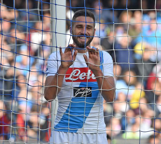  NAPLES, ITALY - MARCH 12: Leonardo Pavoletti of SSC Napoli in action during the Serie A match between SSC Napoli and FC Crotone at Stadio San Paolo on March 12, 2017 in Naples, Italy. (Photo by Francesco Pecoraro/Getty Images) 