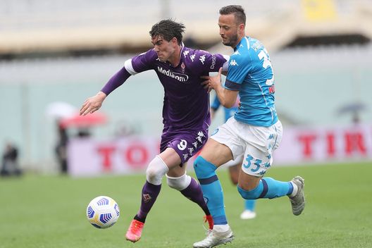 FLORENCE, ITALY - MAY 16: Dusan Vlahovic of ACF Fiorentina battles for the ball with Amir Rrahmani of SSC Napoli during the Serie A match between ACF Fiorentina and SSC Napoli at Stadio Artemio Franchi on May 16, 2021 in Florence, Italy. (Photo by Gabriele Maltinti/Getty Images) FLORENCE, ITALY - MAY 16: Dusan Vlahovic of ACF Fiorentina battles for the ball with Amir Rrahmani of SSC Napoli during the Serie A match between ACF Fiorentina and SSC Napoli at Stadio Artemio Franchi on May 16, 2021 in Florence, Italy. (Photo by Gabriele Maltinti/Getty Images)