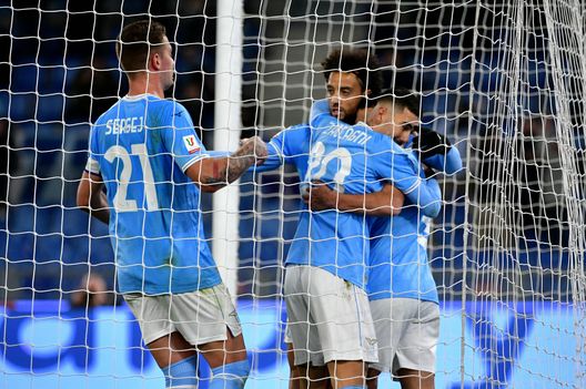 ROME, ITALY - JANUARY 19: Felipe Anderson of SS Lazio celebrates a opening goal with his team mates during the coppa Italia match between SS Lazio v Bologna FC at Olimpico Stadium on January 19, 2023 in Rome, Italy. (Photo by Marco Rosi - SS Lazio/Getty Images) Serie A